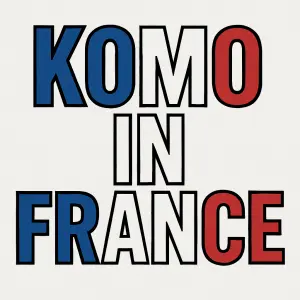 Velkými písmeny nápis v barvách francie ohranicene cerně KOMO IN FRANCE vsechny slova pod sebou