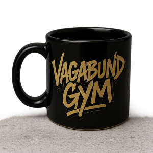 Černý hrnek espresso, s černo zlatým nápisem ve stylu grafity nápisem: VAGABUND GYM
