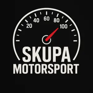 Nápis SKUPA MOTORSPORT pod sebe a kolem něj tachometr