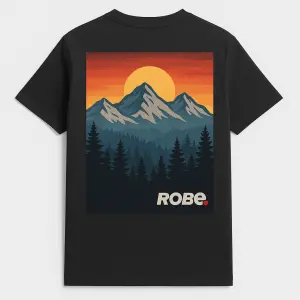 ve spod tmavá barva les, nad tím hory a úplně nahoře západ slunce kolem krku bílá plus u srdce logo robe. Zadní strana v