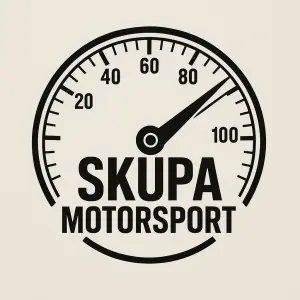 Nápis SKUPA MOTORSPORT pod sebe a kolem něj tachometr