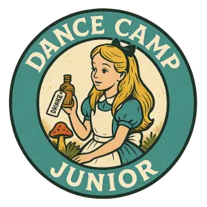Kulatý symbol s nápisem Dance Camp Junior, téma Alenka v říši divů,inspirace podle loga Adventure campu Březová
