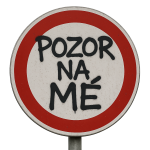 V silniční značce bude napsáno pozor na mě nejak jako sprejem a v kulatý značce