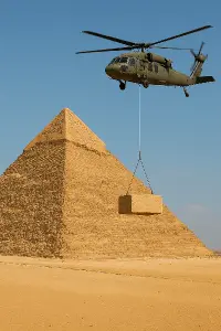 Pyramida a vrtulník co na laně veze kvádr