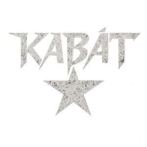 Bílé logo kapely Kabát na v ošoupaném stylu