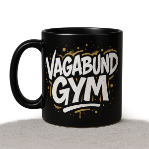 Černý hrnek, s černo bílo zlatým nápisem ve stylu grafity nápisem: VAGABUND GYM