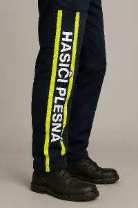 Na boku nohavice mi vytvoř nápis HASIČI PLESNÁ