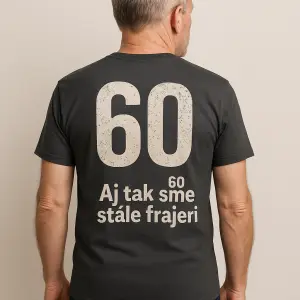 na zádech velká číslice 60, na prsou malá číslice 60 a text Aj tak sme stále frajeri