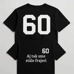 na zádech velká číslice 60, na přední části trika malá číslice 60 a text Aj tak sme stále frajeri