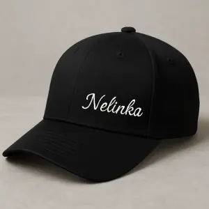 Černá kšiltovka a na pravé straně bude vyšitý nápis "Nelinka" v elegantním fondu