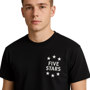 Na levé straně na prsou bude nápis "FIVE STARS". Zarovnaný na střed a pod sebou. Okolo nápisu bude pět hvězd.