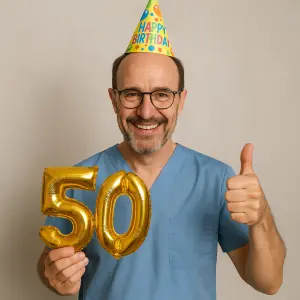 50ti letý pan s troškou vlasu a vousu. Ve zdravotnickém oblečení. A slaví 50 narozeniny