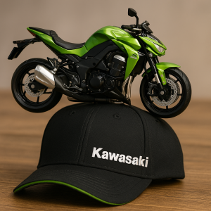 Motorka Kawasaki Z 1000 nad kšiltem a na boční straně kšiltovky nápis Kawasaki