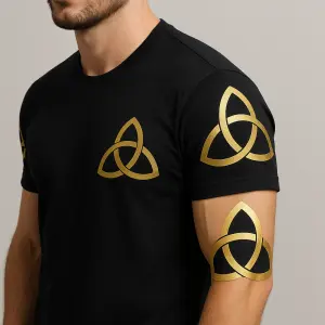 zlatý triball na pravém rukávu i rameno z obou stran