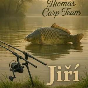 kapr ve vodě a ve předu pruty dal voda, ve předu jmeno Jiří v zadu napsano okrasným písmem Thomas Carp Team