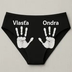 Na kazde pulce damskych kalhotek bude bily otisk dlaně. Jeden s nápisem "Vlasťa" a druhý s nápisem "Ondra"