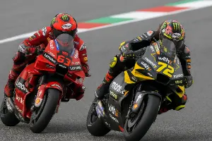Číslo 63 jezdce MotoGP pecco bagnaia a číslo 72 jezdce MotoGP marco bez