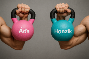 Dvě osvalené ruce držící kettlebelly: kettlebell růžový se jménem Áďa a druhý kettlebell tyrkysový se jménem Honzík