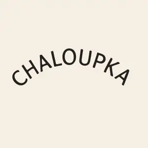 Napiš mi jednoduše text CHALOUPKA, do lehce vybouleného půlkruhu ten text, písmo jednoduché, sympatické, elegantní