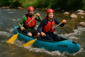 vytvor mi obrazek lode klasicke ricni sjizdejici ve dvou lidech reku. lod je typu vydra, a ve znalu hako parta mame cesn