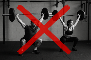 Přeškrtnutí muž a žena dělající crossfit snatch