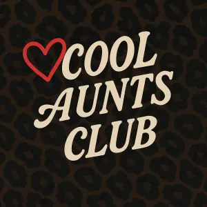 napis cool aunts club v tmavsim leopardim vzoru , Pismo trustee trochu kurzivou a vedle slova cool obrys cerveneho srdce