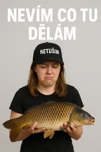 Prosím chci tam tučným napiš nevím co tu dělám a obrázek ženy jak drží kapra A na druhou kšiltovku tučným napiš netušim