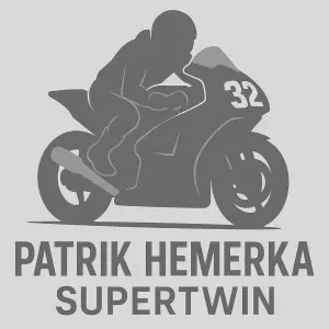 šedá silueta závodník na supertwinu motorce, jméno jezdce Patrik Hemerka, číslo 32