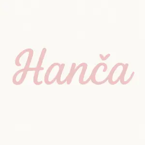 Jen růžový napis Hanča v barvě aby ladil s potiskem trika na přední straně