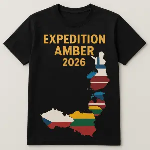 Nápis: Expedition Amber 2026 na tričku mapy a vlajky České republiky Polska, Litvy, Lotyšska, Estonska, Finska.
