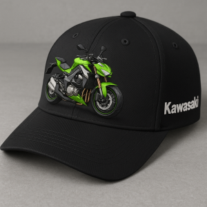 Motorka Kawasaki Z 1000 obrázek nad kšiltem a na boční straně kšiltovky nápis Kawasaki