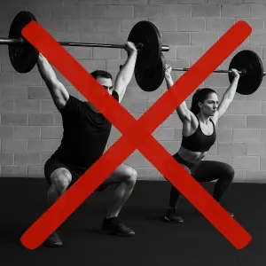 Přeškrtnutí muž a žena dělající crossfit snatch