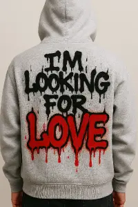 Na zadní stranu vytvoř nápis přes celá záda v grafity rozteklém stylu a slovo LOVE červenou: I´M LOOKING FOR LOVE