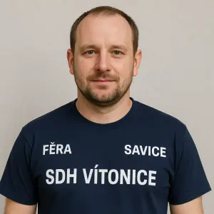 Chtěl bych aby v oblasti hrudi byl napis sdh Vítonice na rameni levem rameni jmeno (fera)na pravem rameni napis ( savice