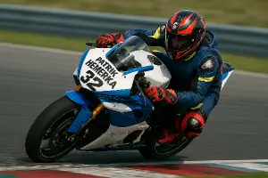 závodník na supersportu motorce, jméno jezdce Patrik Hemerka, číslo 32