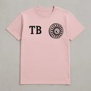 Růžové tričko s iniciály na prsou TB a kaplanovou turbínou na druhé straně hrudníku