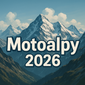 nápis Motoalpy 2026 , za tím pozadí hory