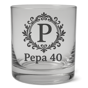 Vycentrovaný zdobený monogram s písmenem P. Pod tím nápis Pepa 40. Jedná se o potisk na sklenici (whiskovka)