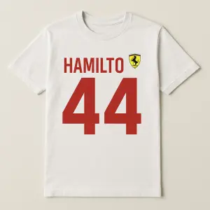 Jméno Hamilton s číslem 44 na zádech . A vepředu na levé straně malý znak ferrari . Červené písmo na bílém triku