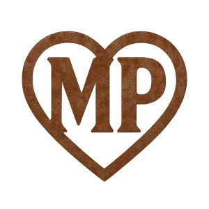 Logo složený z písmen MP v kovovém rezavém stylu v srdci