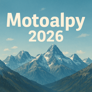nápis Motoalpy 2026 , za tím pozadí hory , aby to nebylo ohraničené