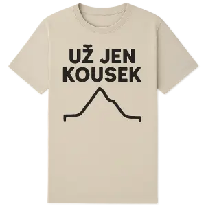 Černý jednobarevný vektorový potisk na béžové tričko. Nahoře nápis "UŽ JEN KOOUSEK". Pod ním jednoduchý profil trasy ve