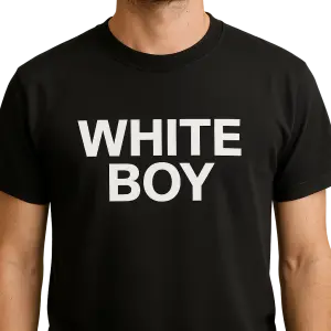 Text: WHITE BOY barva: sytě bílá (matný finiš) na hrudníku styl textu: tučné bezpatkové písmo (typu Arial/Helvetica Bold