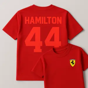 Jméno Hamilton s číslem 44 na zádech . A vepředu na levé straně malý znak ferrari . Červené písmo