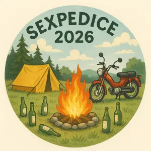 kemp,stan s ohněm a mopedem,okolo ohně prázdné lahve od piva,nahoře nápis " Sexpedice 2026 ", ve dne, kulatý obrázek