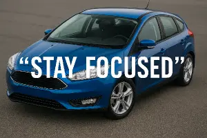 Modrý Ford Focus mk3 s bílím popiskem okolo "Stay Focused"