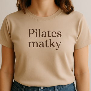 V levé části nahoře nápis Pilates matky na béžovém tričku, font San Pearl a barvu písma tmavší odstín barvy trička.