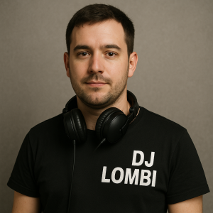 Sluchátka okolo krku a na levo u srdce nápis DJ LOMBI