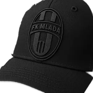 Originální logo FK Mladá Boleslav v černém provedení a aby to vypadalo jako že to logo vystupujeme z kšiltovky