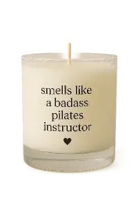 Chtela bych tam napis “smells like a badass pilates instructor” s malým srdíčkem tenký textPotisknout svíčku